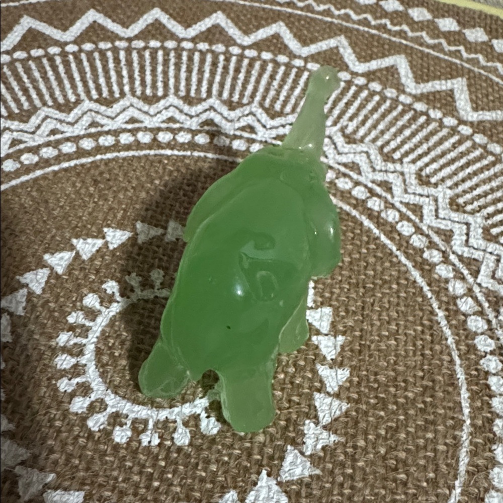 Green Glass Elephant Figurine - Picture 4 of 8
